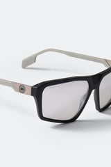 BLACK/FLASH